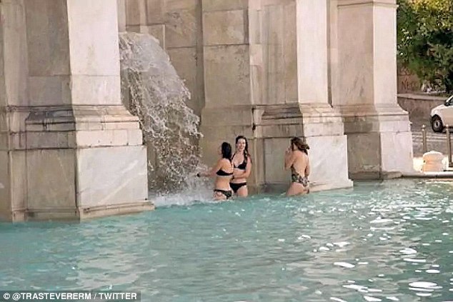 女游客为避暑身着比基尼在罗马喷泉内嬉水