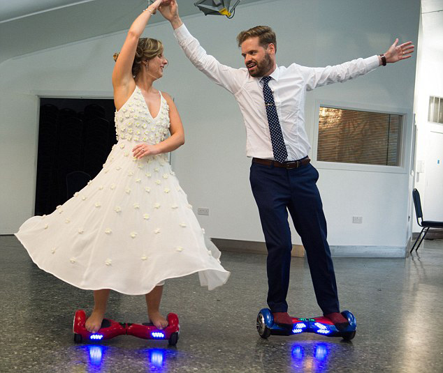 英夫妇婚礼表演滑板舞 来宾惊呼“城会玩”