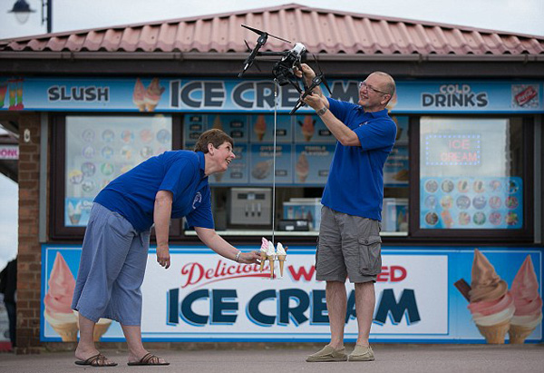 英商家开发用无人机送冰激凌工具方便游客