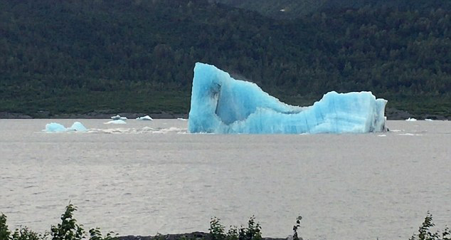 壮观！阿拉斯加冰山翻转露出湖面