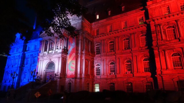 法国国庆日遭恐袭牵动全球 世界各地建筑换颜色展示团结