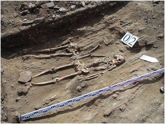 贝加尔湖畔发现青铜时期坟墓 墓主夫妇牵手近5000年