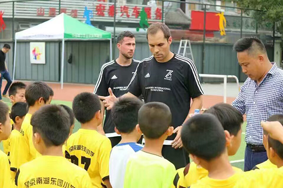 中国青少年星火足球计划一堂足球课在京启动