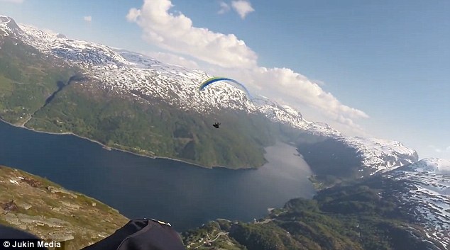 惊险！挪威跳伞运动员设备突发故障 险触高压电线