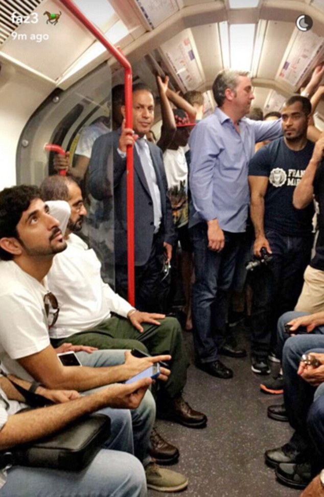迪拜酋长与王储伦敦乘地铁 自拍晒照引围观