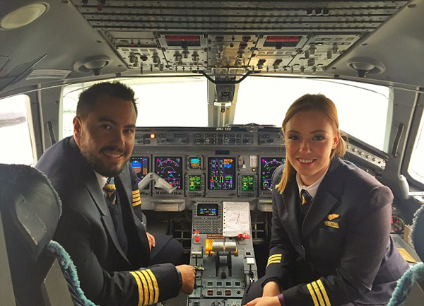 南非飞行员夫妻一起工作同开一架飞机