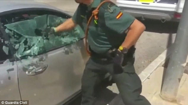 西班牙警察砸碎车窗救出被闷车内斗牛犬