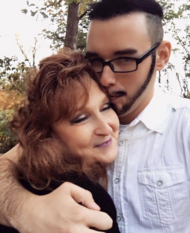 　　据英国《每日邮报》7月20日报道，71岁的阿尔梅达(Almeda errell)在儿子的葬礼上邂逅了17岁的加里•哈德威克(gary hardwick)。两人一见钟情，三周后便闪电结婚。