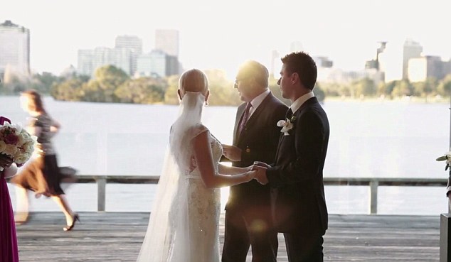 澳大利亚一婚礼上花童撒欢奔跑成功抢镜