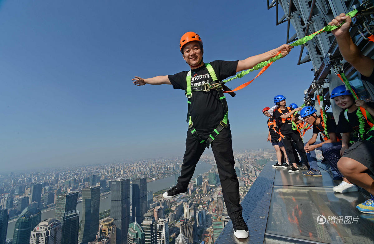 上海摩天楼340米高空建无护栏玻璃栈道
