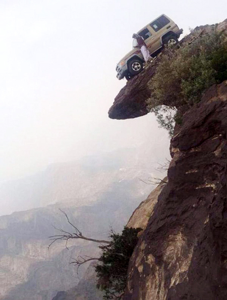 沙特男子悬崖边危险停车 被怀疑系角度问题