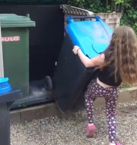 打脸！英清洁工称垃圾桶难放 8岁女孩当场示范