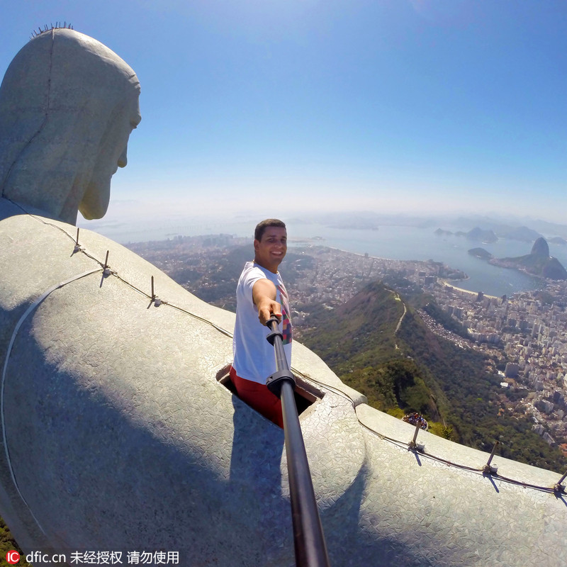 巴西男子里约热内卢基督像顶玩自拍 - 中国日报网