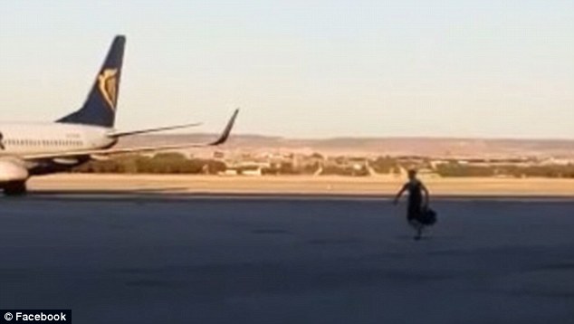 玻利维亚男子为赶飞机无视劝阻擅闯停机坪