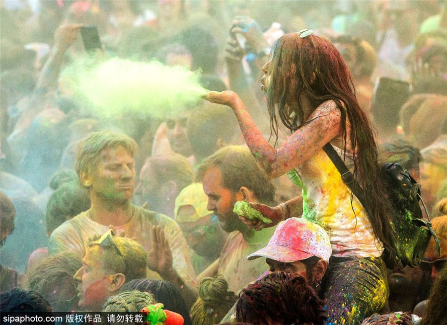 西班牙:民众泼洒彩色粉末庆祝胡里节