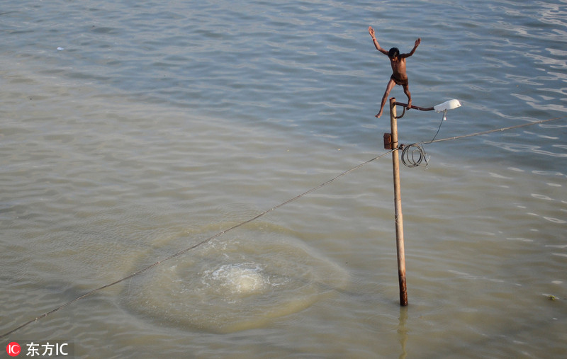 印度官员视察洪水让人抬 洪荒青年电线杆上开挂跳水