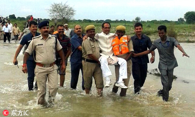 印度官员视察洪水让人抬 洪荒青年电线杆上开挂跳水