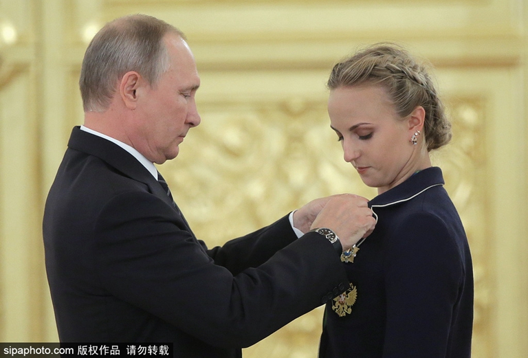 普京接见奥运会俄罗斯代表团 微笑鼓掌并颁发国家勋章