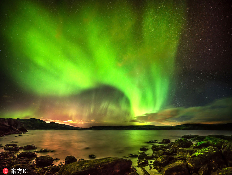 摄影师拍冰岛北极光 喷涌炸裂令人惊叹