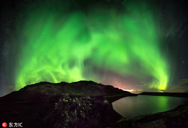 摄影师拍冰岛北极光 喷涌炸裂令人惊叹