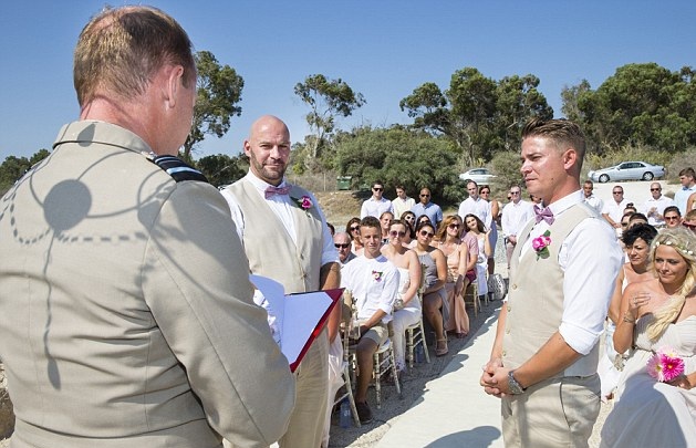英首位男同性恋士兵在海外军事基地完婚