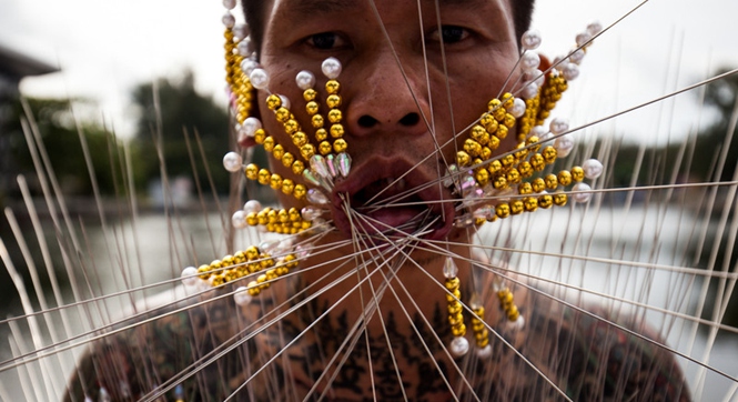 泰国道教信徒自残庆祝九皇斋节 场面血腥恐怖