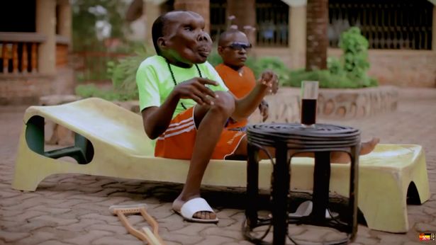 乌干达“最丑男子”成功逆袭圆歌手梦