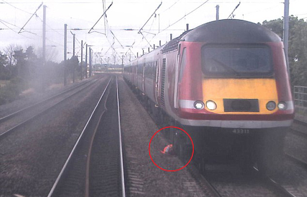 英国一火车司机为避火车躲入车轮间侥幸生存