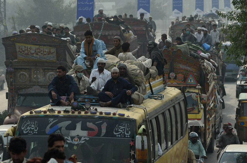 巴基斯坦民众回家过节再现人挤人场面