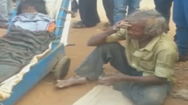 印度90岁老人因无钱付救护车费被迫当街拖亡妻回家