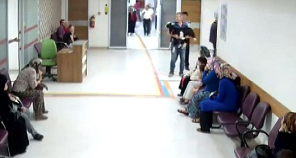 土耳其老人怀抱受伤山羊错跑入医院急诊室