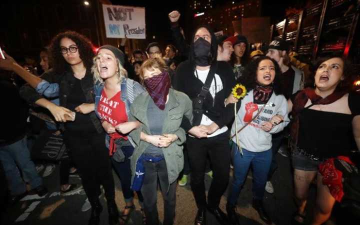 加州民众游行示威反对特朗普当选 威胁称“脱离美国联邦”