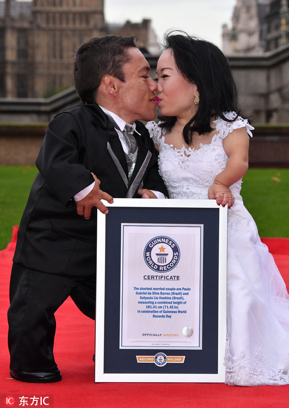 世界最矮夫妇被授予吉尼斯世界纪录证书