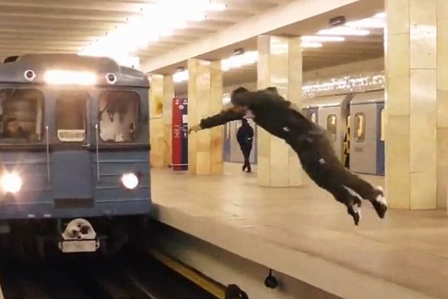 俄男子疾驰列车面前翻跟头跨越站台 视频真实性遭质疑