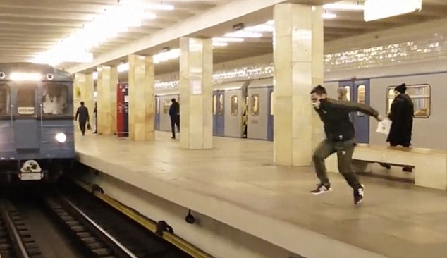 俄男子疾驰列车面前翻跟头跨越站台 视频真实性遭质疑