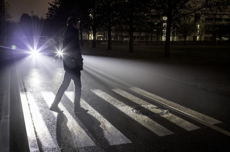奔驰发布新数字照明技术 大灯可智能调整亮度