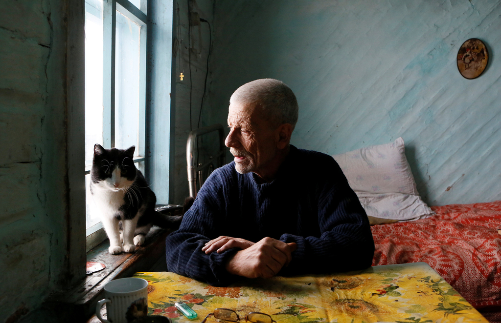 俄罗斯老人独守“1人小镇”：10年只有猫狗为伴