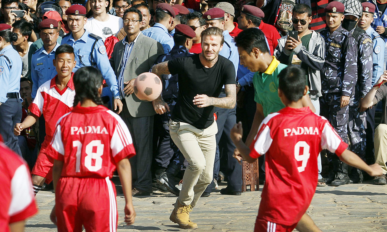 球迷冲进球场拥抱c罗_c罗球场收入(2)