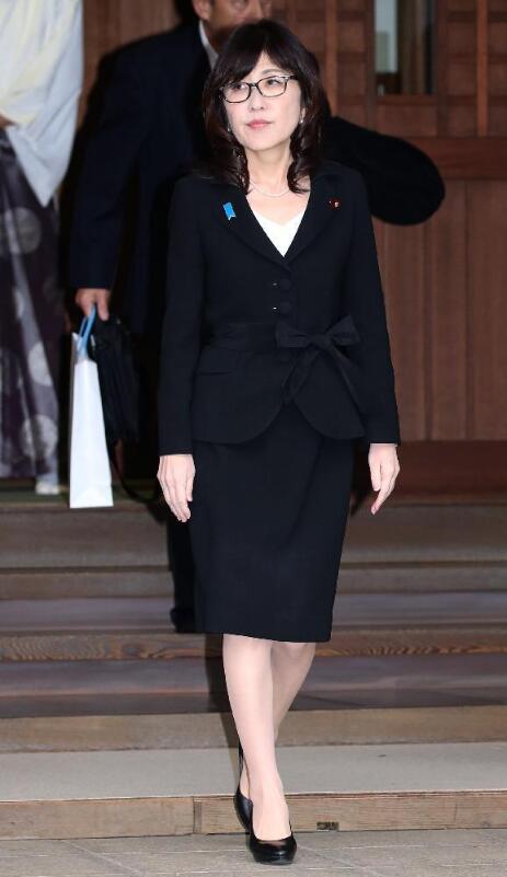 日本两名内阁大臣接连参拜靖国神社_国际新闻_环球网