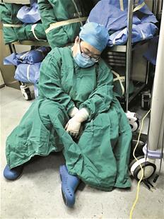 女医生工作36小时后手术室里睡着 照片刷爆朋