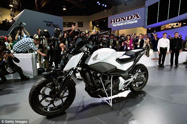 本田CES推酷炫黑科技 摩托车实现自平衡