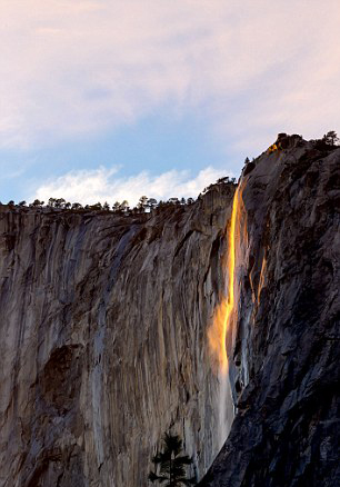 壮观！美国家公园再现“火瀑布”奇景