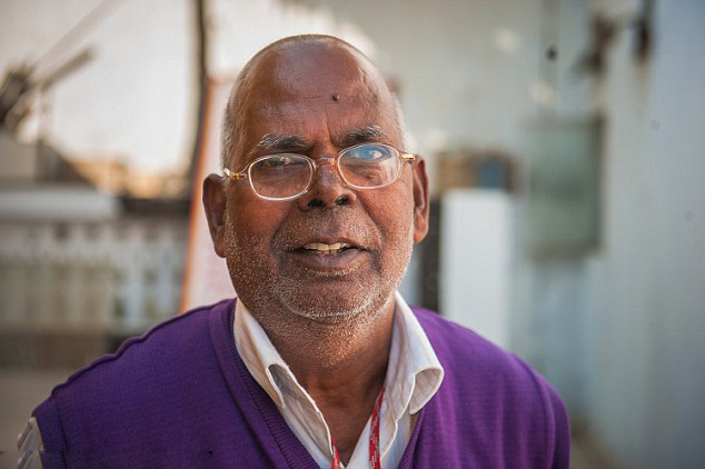 印度67岁退休老人办“路边学校” 为贫困生上课