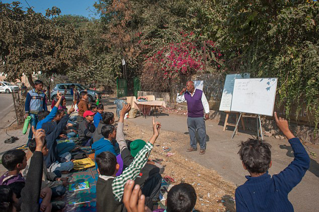 印度67岁退休老人办“路边学校” 为贫困生上课
