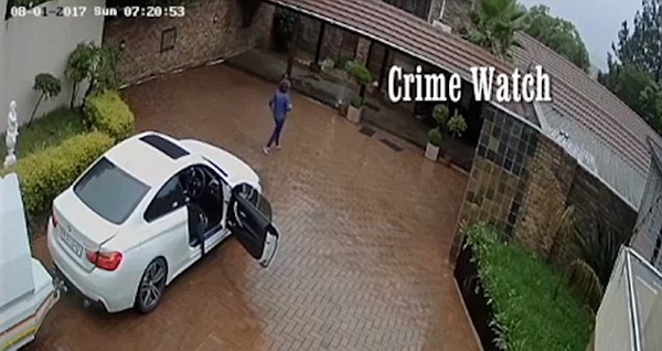 明目张胆！南非一家人自家车道遭抢劫