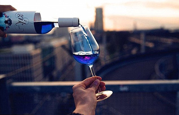 西班牙当局拒绝承认受欢迎蓝色酒品为葡萄酒