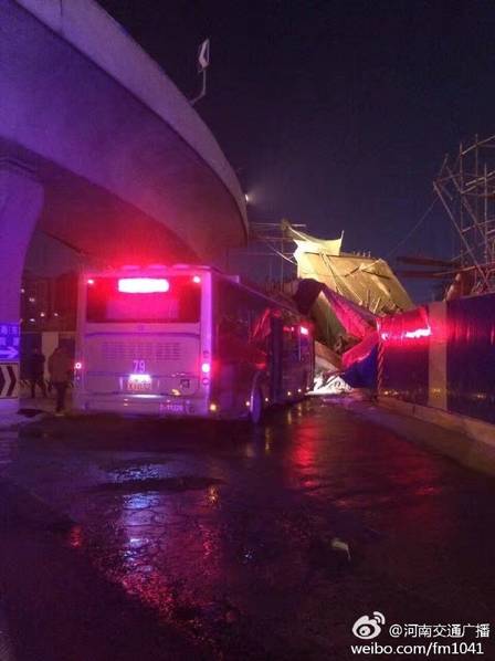 河南郑州一高架桥坍塌 致1死8伤
