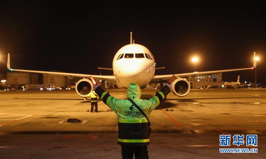 1月13日，机务人员在首都机场引导青岛飞来的航班停靠。当日，为期40天的2017年春运开始，许多“幕后英雄”坚守岗位、默默奉献，确保旅客的回家之路顺利平安。 新华社记者邢广利摄