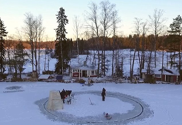 赞！芬兰奇人冰河上自制圆冰“旋转木马”