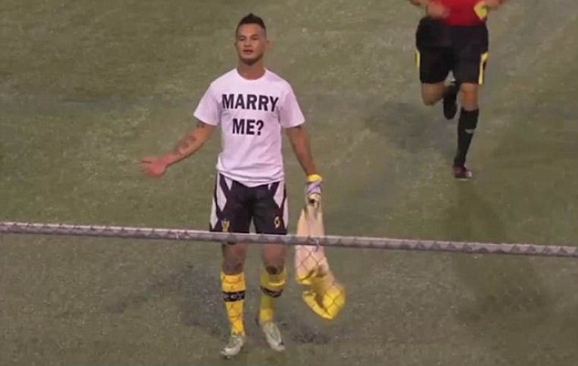 美足球运动员进球后脱衣向女友隔空求婚